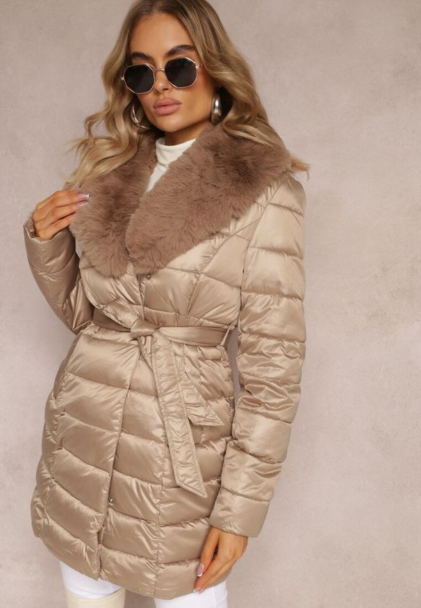Renee - Beżowa Pikowana Kurtka z Wiązanym Paskiem i Kołnierzem z Futerka Avrissa. Typ kołnierza: bez kaptura. Kolor: beżowy. Materiał: futro