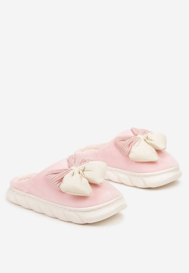 Born2be - Różowe Płaskie Kapcie z Futerkiem Ozdobione Kokardą Dezitha. Okazja: na imprezę, do domu. Nosek buta: okrągły. Kolor: różowy. Materiał: futro. Wzór: aplikacja. Obcas: na obcasie. Styl: elegancki. Wysokość obcasa: niski