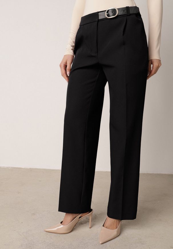 Born2be - Czarne Garniturowe Spodnie VICES na Kant z Wszytym Paskiem z Klamrą Azivore. Okazja: na co dzień, na spotkanie biznesowe. Kolor: czarny. Styl: casual, biznesowy, elegancki