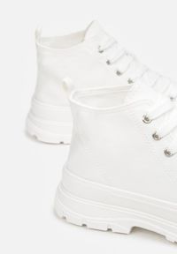 Renee - Białe Trampki Kodro. Wysokość cholewki: przed kolano. Nosek buta: okrągły. Kolor: biały. Materiał: materiał, guma, jeans. Szerokość cholewki: normalna. Wzór: jednolity. Obcas: na obcasie. Wysokość obcasa: średni #6