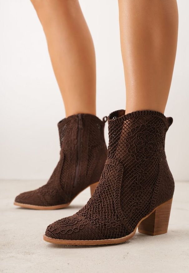 Renee - Brązowe Ażurowe Botki Kowbojki VICES na Stożkowym Obcasie Natesela. Okazja: na co dzień. Kolor: brązowy. Materiał: zamsz. Wzór: ażurowy. Sezon: wiosna. Obcas: na obcasie. Styl: casual, elegancki. Wysokość obcasa: średni