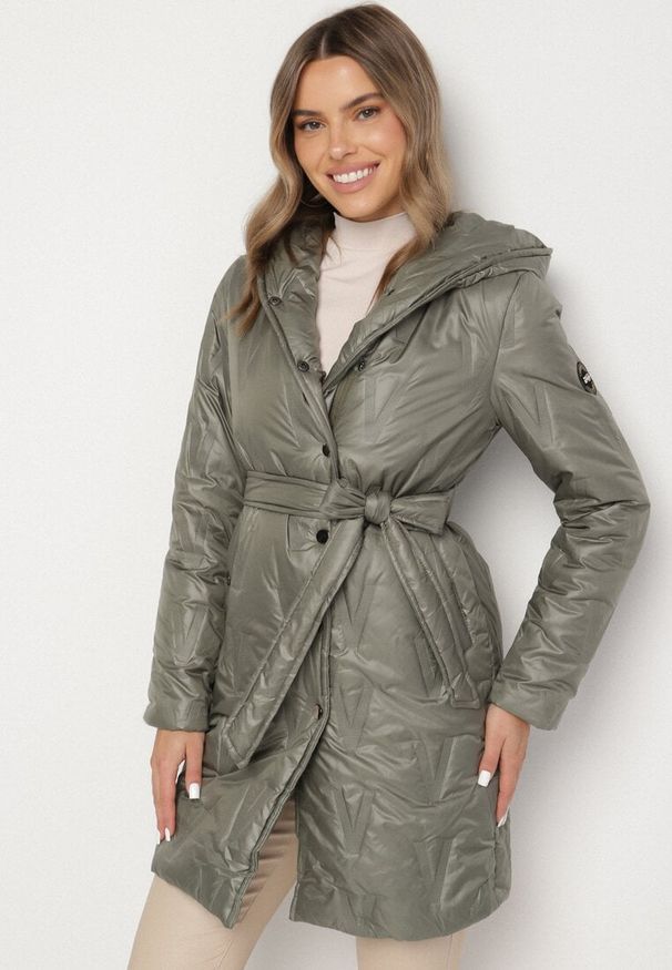 Born2be - Zielona Kurtka z Pikowanymi Przeszyciami Kapturem i Wiązanym Paskiem Erlexie. Okazja: do pracy, na spacer, na co dzień, na spotkanie biznesowe. Kolor: zielony. Materiał: dzianina, jeans. Styl: casual, klasyczny, biznesowy