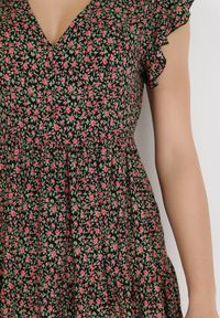 Born2be - Czarna Sukienka Diomanassa. Typ kołnierza: dekolt w serek. Kolor: czarny. Materiał: tkanina. Wzór: nadruk, kwiaty. Sezon: wiosna, lato. Długość: mini #6