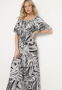 Born2be - Czarna Bawełniana Sukienka Rozkloszowana w Liście Alaniva. Okazja: na co dzień. Typ kołnierza: dekolt w kształcie V. Kolor: czarny. Materiał: bawełna. Wzór: nadruk. Sezon: wiosna, lato. Styl: elegancki, casual #7