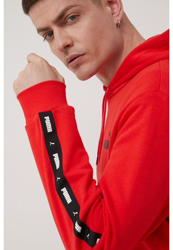 Puma bluza 84738511 męska kolor czerwony z kapturem z aplikacją. Typ kołnierza: kaptur. Kolor: czerwony. Materiał: materiał. Wzór: aplikacja