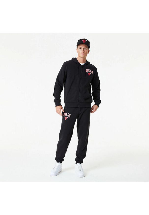 New Era - Bluza z kapturem Chicago Bulls Essentials. Typ kołnierza: kaptur. Kolor: czerwony, wielokolorowy, czarny. Sport: koszykówka