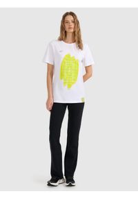 4f - 4F T-shirt regular z nadrukiem Fundacja 4F Pomaga – biały XS. Okazja: na co dzień. Kolor: biały. Materiał: bawełna, skóra, materiał, dzianina. Wzór: nadruk. Styl: klasyczny, młodzieżowy, sportowy, casual