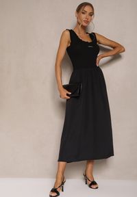 Renee - Czarna Rozkloszowana Sukienka z Wiskozy Ozdobiona Naszywką Ronlina. Okazja: na co dzień. Kolor: czarny. Materiał: wiskoza. Wzór: aplikacja. Styl: elegancki, casual #3
