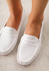 Born2be - Białe Ażurowe Mokasyny ze Skórzaną Wkładką Ozdobione Przeszyciami Sylilise. Okazja: na co dzień. Kolor: biały. Materiał: skóra. Wzór: ażurowy, aplikacja. Styl: casual, klasyczny #2
