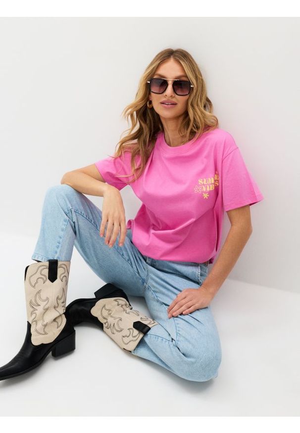 Sinsay - Bawełniana koszulka z napisem Summer Vibes - różowy. Kolor: różowy. Materiał: bawełna. Wzór: napisy