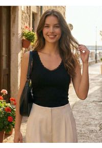 Sinsay - Bawełniana koszulka na ramiączkach - czarny. Kolor: czarny. Materiał: bawełna. Długość rękawa: na ramiączkach