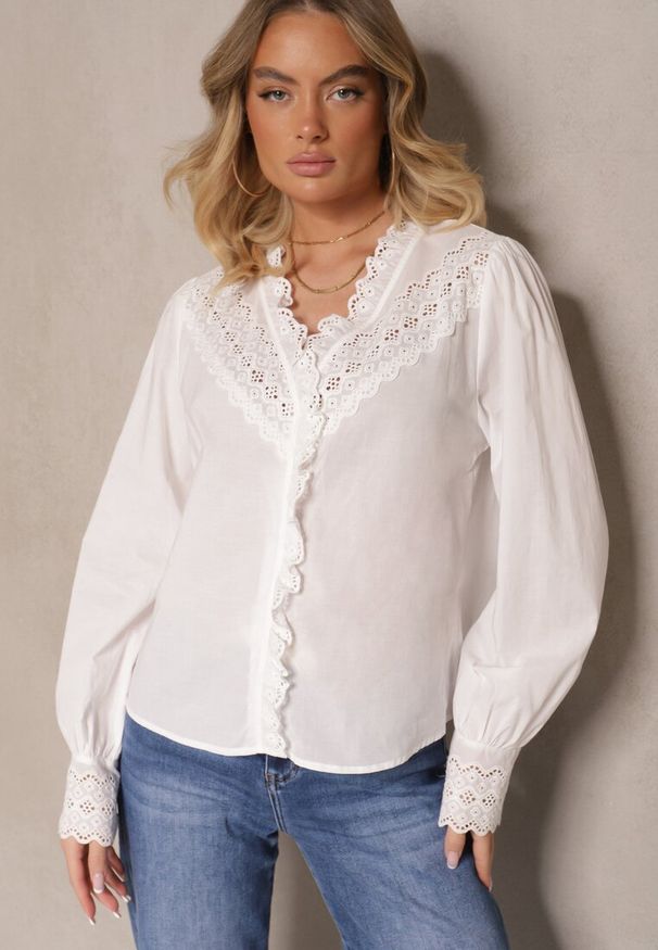 Renee - Biała Koszula z Bawełny Ozdobiona Ażurową Koronką w Stylu Vintage Iszemis. Okazja: na randkę, na co dzień. Kolor: biały. Materiał: koronka, bawełna. Długość rękawa: długi rękaw. Długość: długie. Wzór: aplikacja, ażurowy, koronka. Sezon: wiosna. Styl: vintage