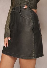 Renee - Czarna Klasyczna Spódnica Mini z Imitacji Skóry z Kieszeniami Mondo. Kolor: czarny. Materiał: skóra. Styl: klasyczny #4