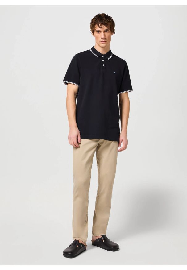 Wrangler - MESKA KOSZULKA POLO WRANGLER POLO SHIRT BLACK 112350404. Okazja: na co dzień. Typ kołnierza: polo. Materiał: jeans, dzianina, skóra, bawełna, materiał. Wzór: haft, ze splotem, gładki. Styl: casual, sportowy, elegancki, klasyczny