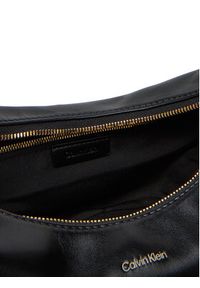 Calvin Klein Torebka Pinched Soft Crescent Sm LV04F3010G Czarny. Kolor: czarny. Materiał: skórzane