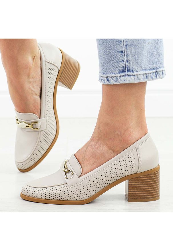 Beżowe mokasyny damskie na obcasie M.Daszyński 2201D-13. Okazja: na co dzień. Kolor: beżowy. Szerokość cholewki: normalna. Wzór: ażurowy. Materiał: skóra. Sezon: wiosna, lato. Obcas: na obcasie. Styl: casual, elegancki, klasyczny. Wysokość obcasa: średni