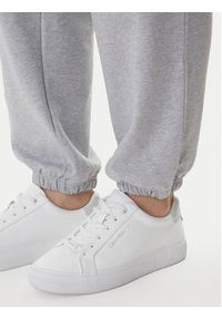 Calvin Klein Jeans Spodnie dresowe Foil Monologo LV047E826G Szary Regular Fit. Kolor: szary. Materiał: bawełna #2