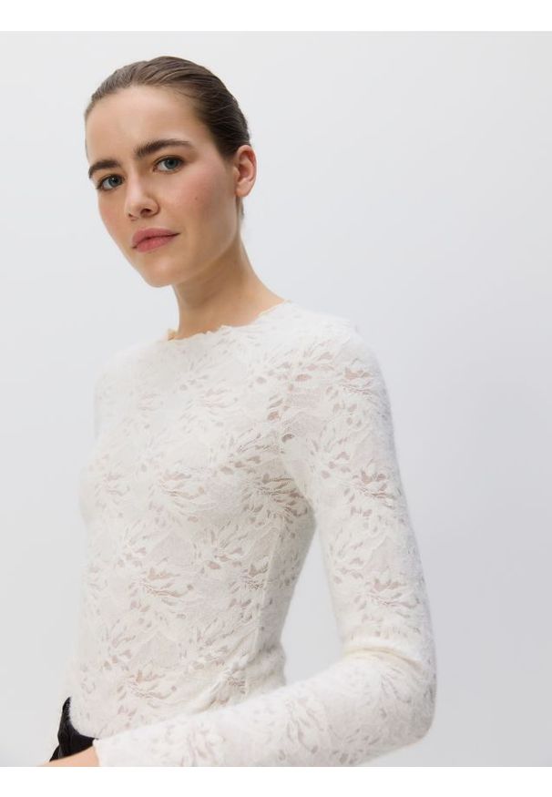 Reserved - Koronkowe body z długimi rękawami - złamana biel. Materiał: koronka. Długość rękawa: długi rękaw. Długość: długie