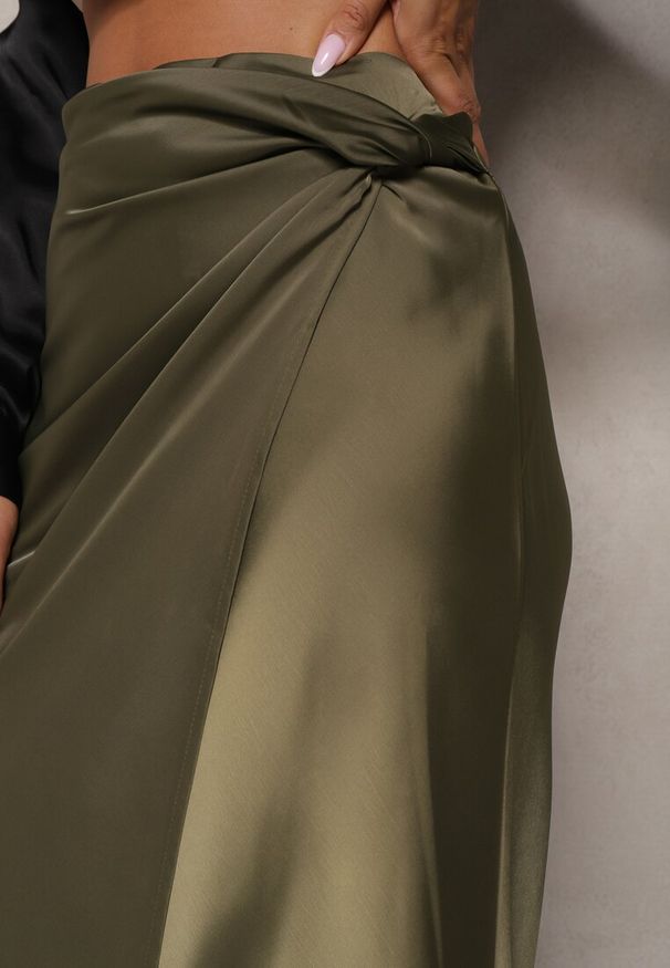 Renee - Zielona Spódnica o Kopertowym Kroju High Waist Onadea. Stan: podwyższony. Kolor: zielony. Materiał: satyna