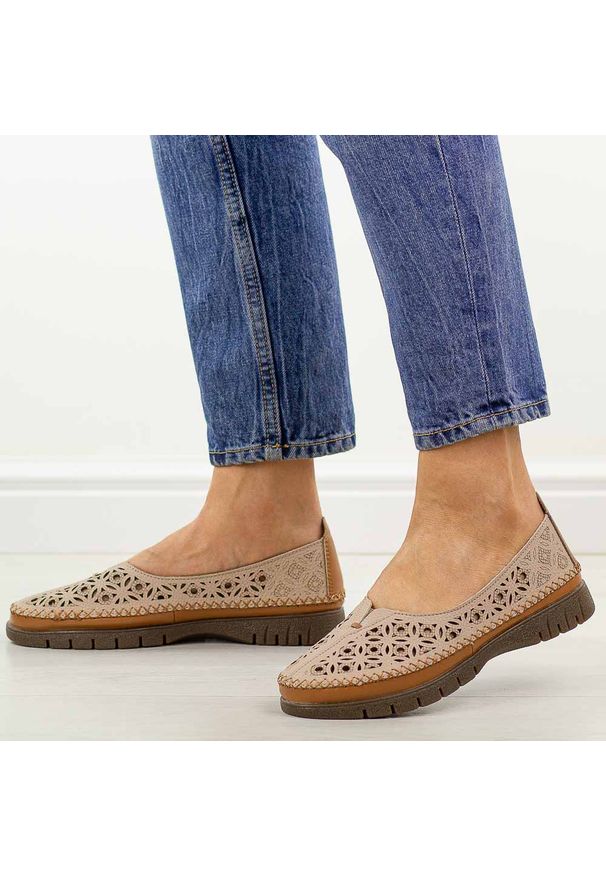 Różowe skórzane półbuty damskie Sergio Leone Sp006. Nosek buta: okrągły. Kolor: różowy. Materiał: skóra. Szerokość cholewki: normalna. Wzór: aplikacja. Sezon: wiosna, lato. Styl: klasyczny