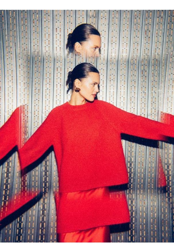 Reserved - Sweter z ozdobnym detalem - czerwony. Kolor: czerwony. Materiał: dzianina, wełna