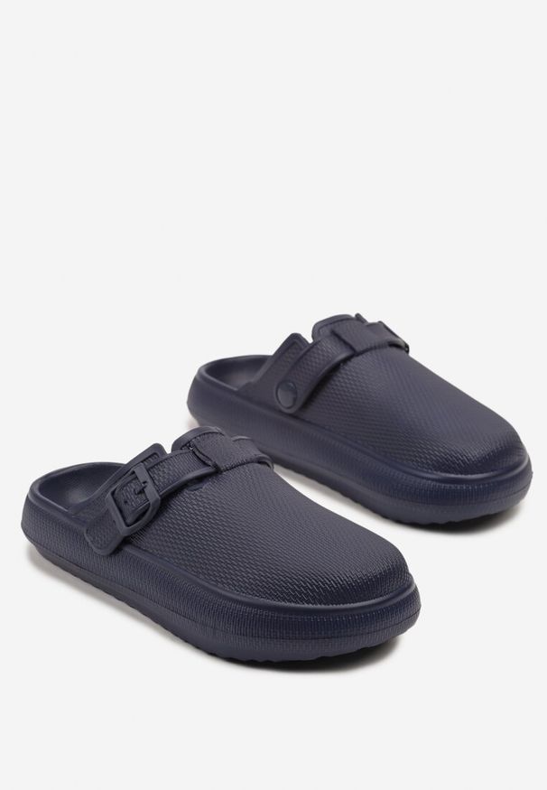 Born2be - Granatowe Klapki Piankowe z Klamerką Gleo. Okazja: na co dzień. Kolor: niebieski. Sezon: lato. Styl: elegancki, casual