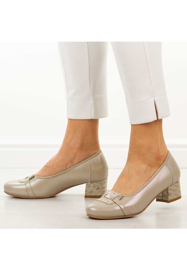 POTOCKI - Złote skórzane czółenka damskie Potocki 19409. Okazja: na wesele, na imprezę, na ślub cywilny. Nosek buta: okrągły. Kolor: złoty. Szerokość cholewki: normalna. Materiał: skóra. Sezon: wiosna, lato, jesień. Obcas: na obcasie. Styl: wizytowy, klasyczny, elegancki. Wysokość obcasa: niski