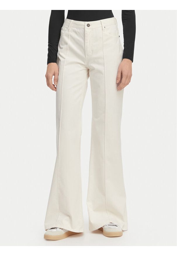 Guess Jeans Spodnie materiałowe W6RA0R WJ051 Kremowy Regular Fit. Kolor: kremowy. Materiał: bawełna