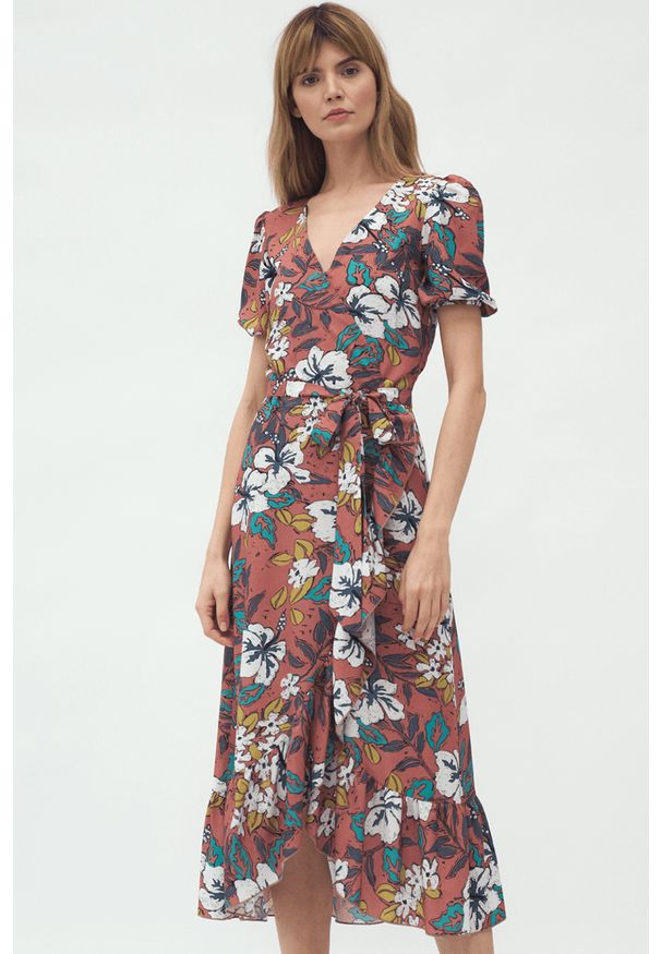 Nife - Kopertowa sukienka midi w stylu boho w kwiaty z falbaną. Okazja: na co dzień. Typ kołnierza: kołnierz z falbankami, dekolt kopertowy. Materiał: materiał. Wzór: kwiaty. Typ sukienki: kopertowe. Styl: boho. Długość: midi