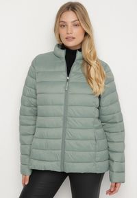 Born2be - Jasnozielona Pikowana Kurtka o Prostym Kroju z Niską Stójką Zeniva. Okazja: na co dzień, na spacer. Typ kołnierza: kołnierzyk stójkowy. Kolekcja: plus size. Kolor: zielony. Materiał: jeans, dzianina. Styl: casual