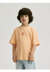 Reserved - Bawełniany t-shirt z naszywką - brzoskwiniowy. Kolor: pomarańczowy. Materiał: bawełna. Wzór: aplikacja #1