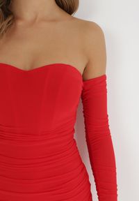 Born2be - Czerwona Dopasowana Sukienka Mini z Odkrytymi Ramionami Alillinus. Kolor: czerwony. Materiał: tkanina. Typ sukienki: z odkrytymi ramionami. Styl: wizytowy. Długość: mini #6