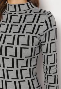 Born2be - Szara Sukienka Mini ze Sweterkowego Materiału w Geometryczny Wzór Lenikes. Kolor: szary. Materiał: materiał. Wzór: geometria. Długość: mini #4