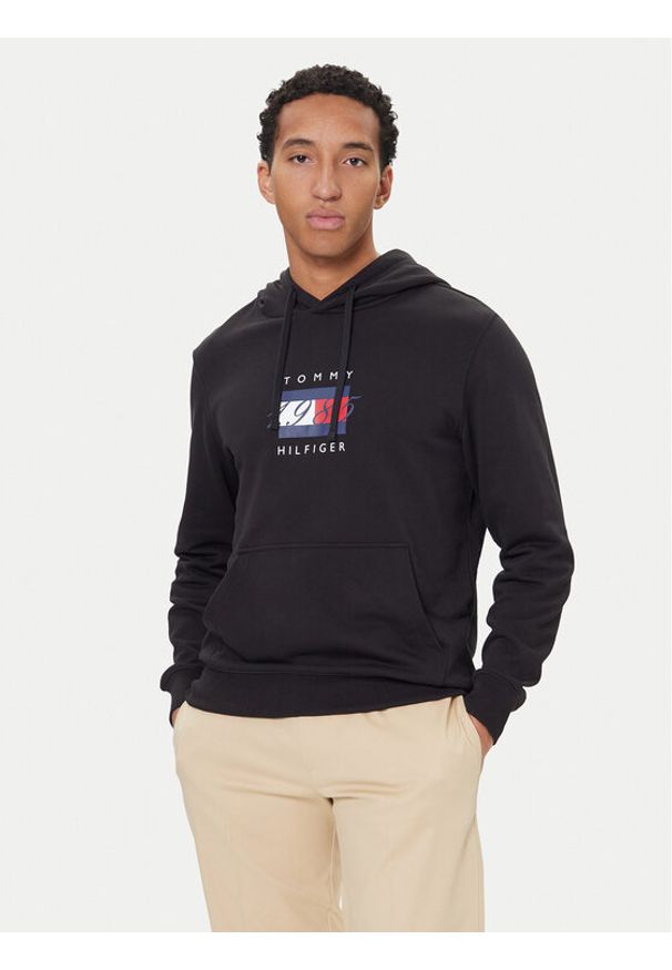 TOMMY HILFIGER - Tommy Hilfiger Bluza Linear Flag MW0MW41332 Czarny Regular Fit. Kolor: czarny. Materiał: bawełna