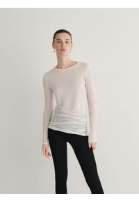 Reserved - Bluzka z ozdobnymi szwami - biały. Kolor: biały. Materiał: dzianina, wiskoza #1