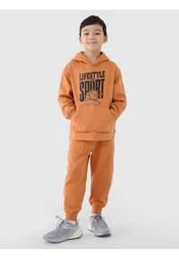 4f - 4F Spodnie dresowe joggery chłopięce - pomarańczowe 122 (6-7 lat). Okazja: na co dzień. Kolor: pomarańczowy. Materiał: dresówka. Wzór: gładki, ze splotem. Sezon: lato. Styl: młodzieżowy, casual, sportowy #1