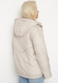 Born2be - Beżowa Kurtka Pikowana z Kapturem Karbia. Okazja: na co dzień. Typ kołnierza: kaptur. Kolekcja: plus size. Kolor: beżowy. Styl: elegancki, casual #5