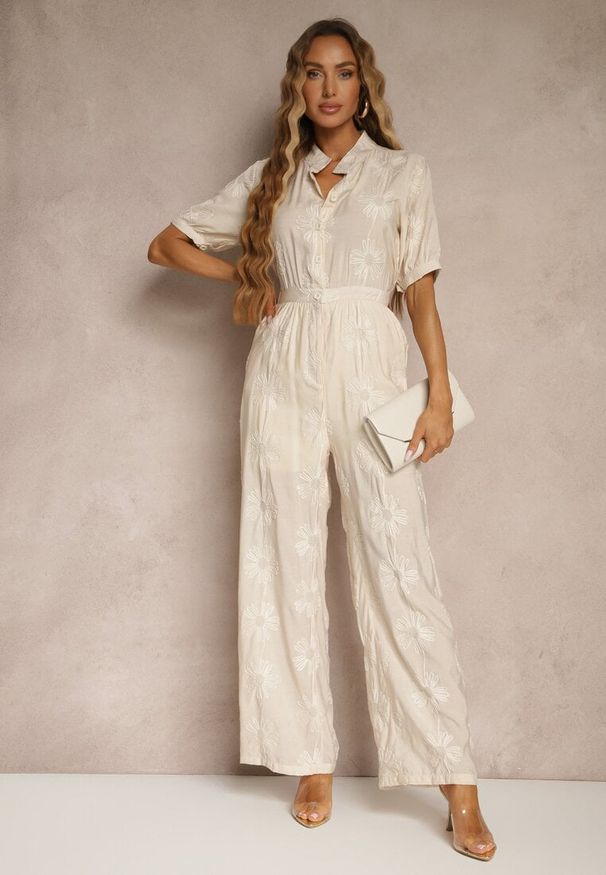 Renee - Beżowy Koszulowy Kombinezon z Wiskozy z Krótkim Rękawem i Wsuwanymi Kieszeniami Miliane. Okazja: na co dzień. Kolor: beżowy. Materiał: wiskoza. Długość rękawa: krótki rękaw. Długość: krótkie. Styl: casual, elegancki