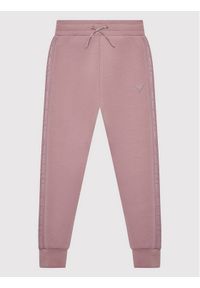 Guess Spodnie dresowe J2YQ24 FL03S Fioletowy Regular Fit. Kolor: fioletowy. Materiał: syntetyk