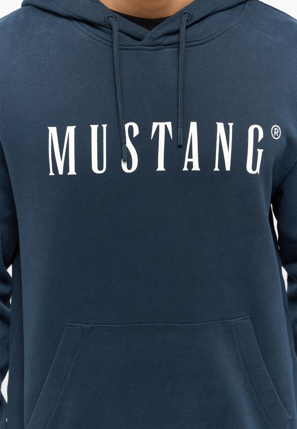 Mustang - MĘSKA BLUZA Z KAPTUREM MUSTANG LOGO Bronson Carbon 1014687 4135. Typ kołnierza: kaptur