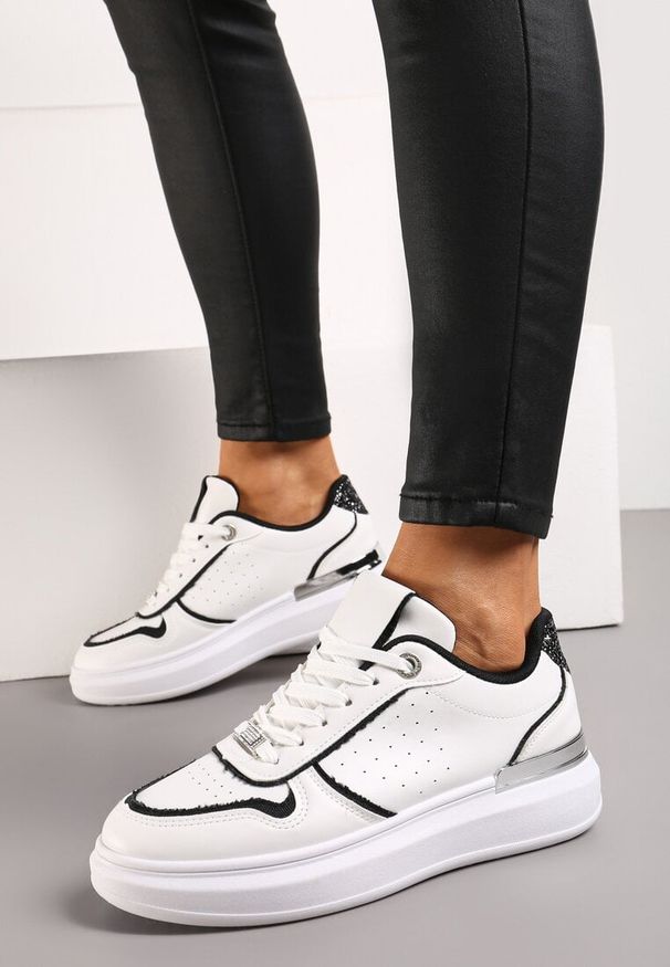 Born2be - Biało-Czarne Sneakersy na Niskiej Platformie z Brokatowymi i Metalicznymi Wstawkami Limexa. Kolor: biały. Obcas: na platformie