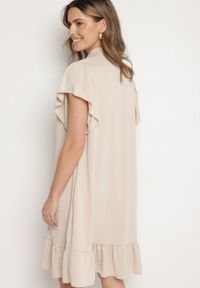 Born2be - Beżowa Sukienka Koszulowa z Guzikami i Falbankami Tenalena. Okazja: na co dzień. Typ kołnierza: kołnierz z falbankami. Kolor: beżowy. Typ sukienki: koszulowe. Styl: sportowy, casual, elegancki #2