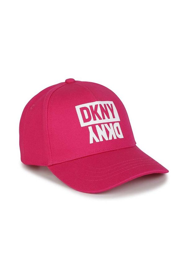 DKNY - Dkny czapka z daszkiem bawełniana dziecięca kolor różowy z nadrukiem. Kolor: różowy. Materiał: bawełna. Wzór: nadruk