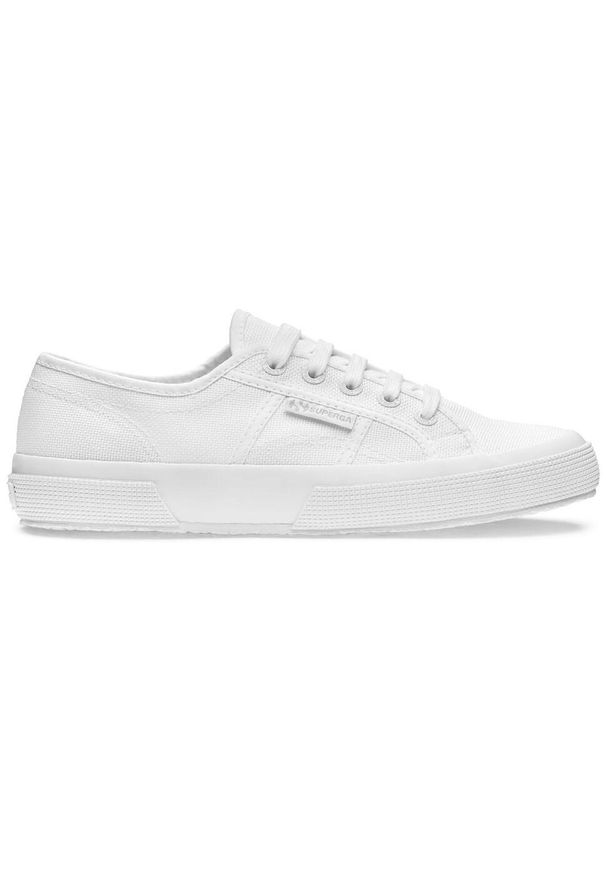Trenerzy Superga 2750-Cotu Classic. Kolor: biały. Materiał: bawełna. Sport: turystyka piesza