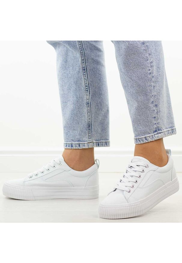 Białe trampki damskie American Club Lh114. Okazja: na co dzień. Zapięcie: sznurówki. Kolor: biały. Materiał: tkanina. Szerokość cholewki: normalna. Sezon: wiosna, lato. Obcas: na platformie. Styl: casual, klasyczny, sportowy, wakacyjny