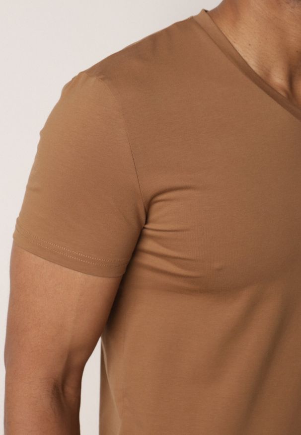 Born2be - Brązowa Koszulka T-shirt z Bawełny z Dekoltem w Serek Rionisse. Okazja: do domu, do pracy. Typ kołnierza: dekolt w serek. Kolor: brązowy. Materiał: bawełna. Styl: klasyczny, elegancki