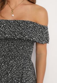 Born2be - Czarna Bawełniana Sukienka z Hiszpańskim Dekoltem i Marszczoną Górą w Kwiaty Samorea. Okazja: na co dzień. Kolor: czarny. Materiał: bawełna. Wzór: kwiaty. Styl: casual, elegancki #2