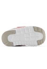 Buty niemowlęce New Balance NW574BKM – różowe. Okazja: na co dzień. Zapięcie: rzepy. Kolor: różowy. Materiał: skóra, guma. Szerokość cholewki: normalna. Model: New Balance 574. Sport: turystyka piesza #2