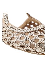 Hot Potatoes by Gioseppo - Czółenka damskie Gioseppo, płaska podeszwa pleciona struktura pasek w kształcie litery T regulowane zapięcie stabilne dopasowanie lekka forma subteln. Zapięcie: pasek. Kolor: srebrny. Wzór: ażurowy. Sezon: lato. Obcas: na płaskiej podeszwie. Styl: elegancki #8