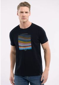 Volcano - T-shirt z nadrukiem T-ARCHER. Kolor: niebieski. Materiał: materiał, skóra, bawełna. Długość rękawa: krótki rękaw. Długość: krótkie. Wzór: nadruk. Styl: klasyczny